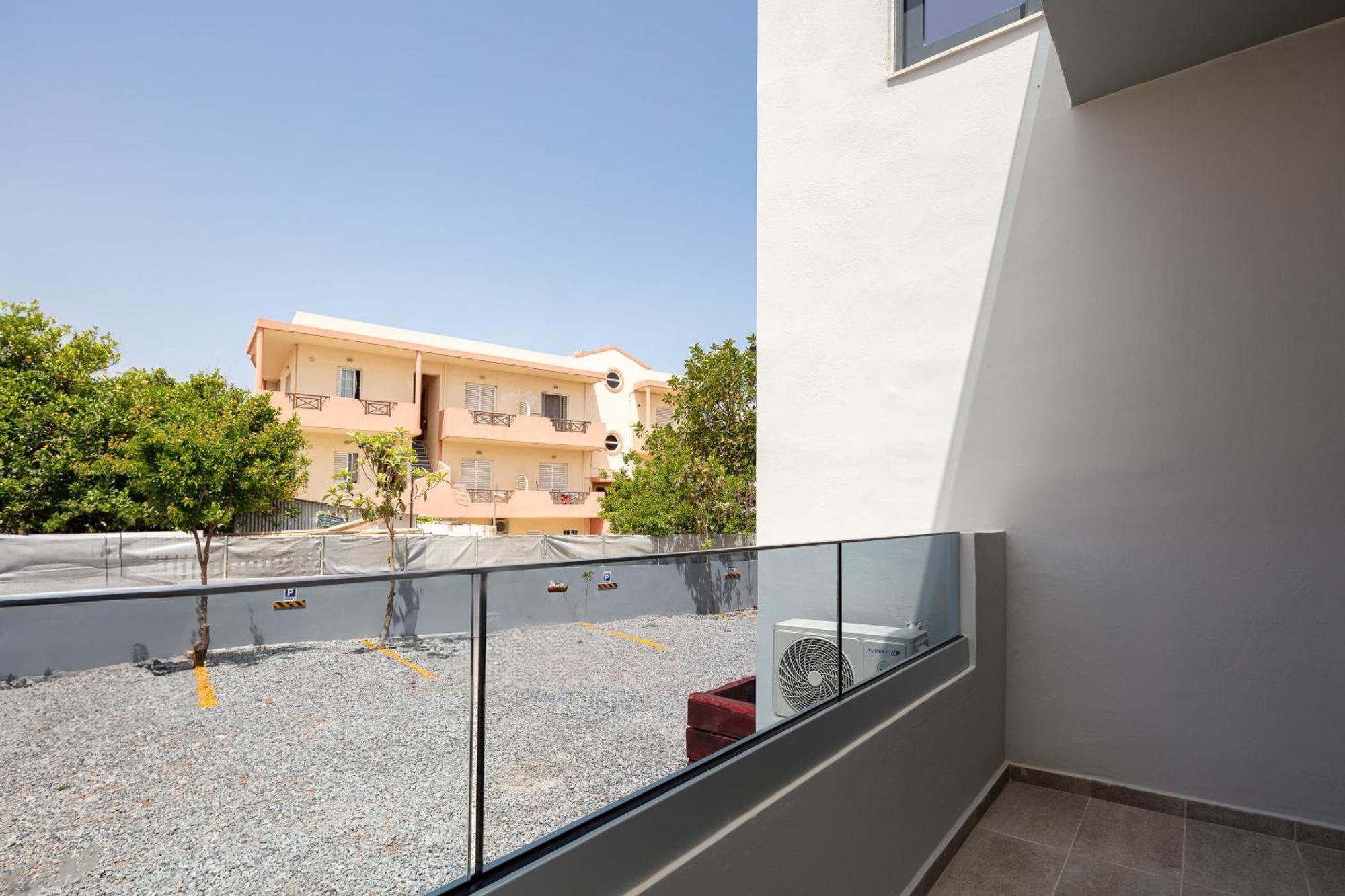 Nick And Helen Perivolia (Rethymno)