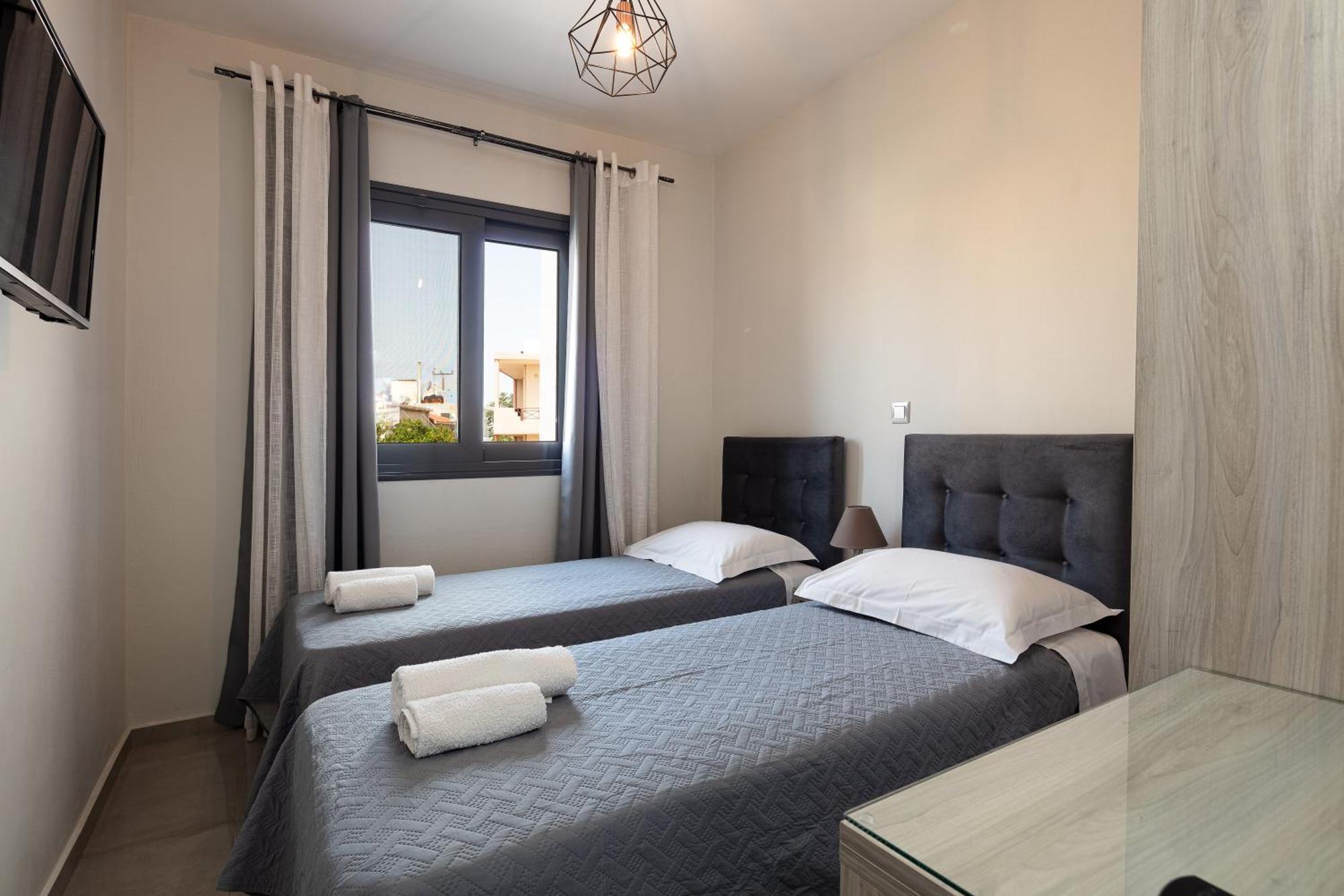 Nick And Helen * Perivolia (Rethymno)