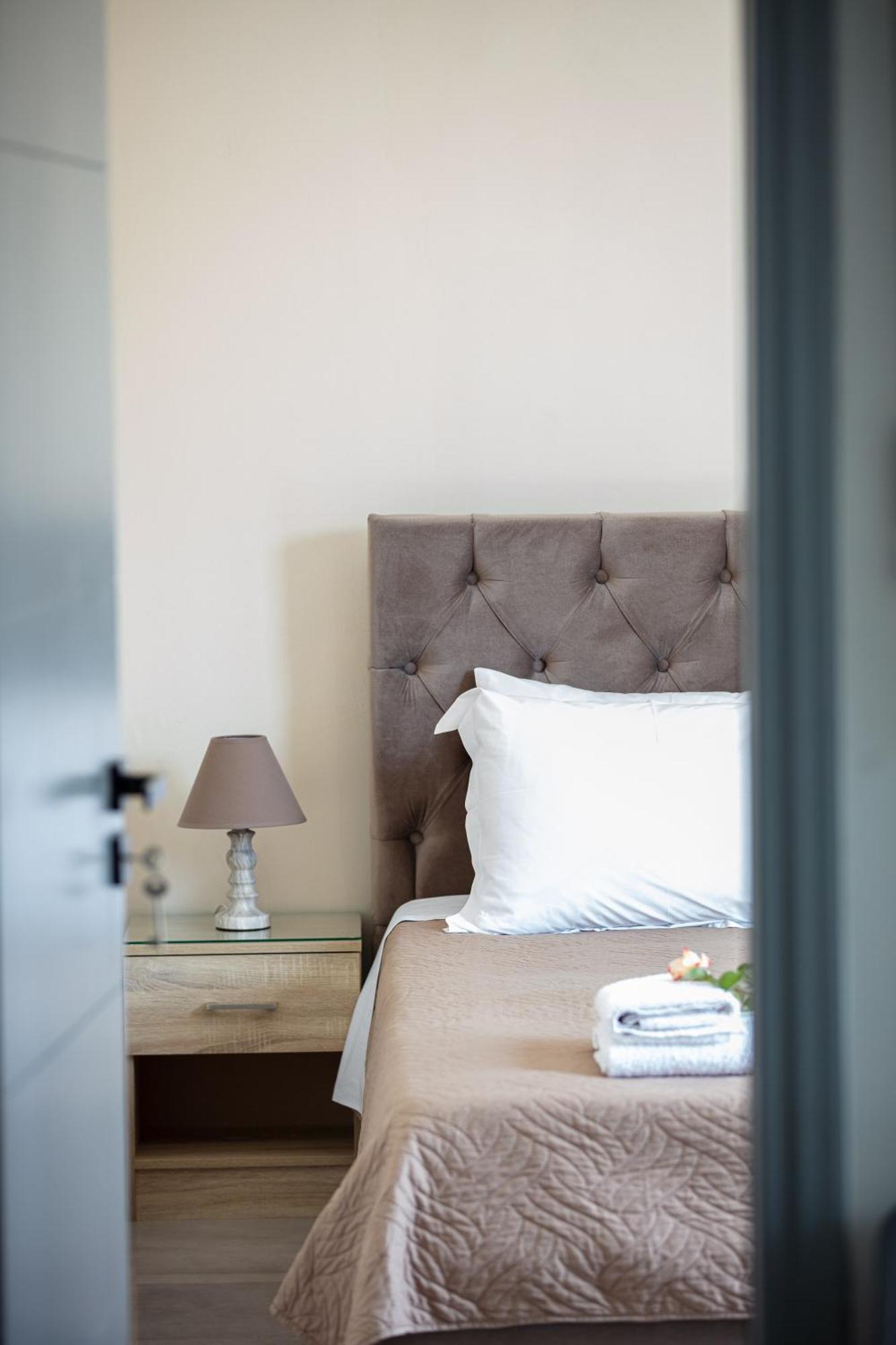 Nick And Helen * Perivolia (Rethymno)